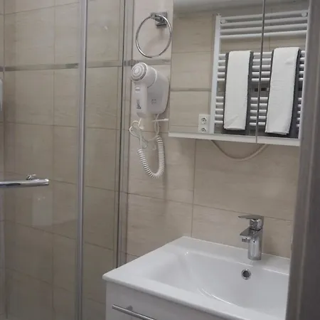 شقة Szent Benedek Apartman